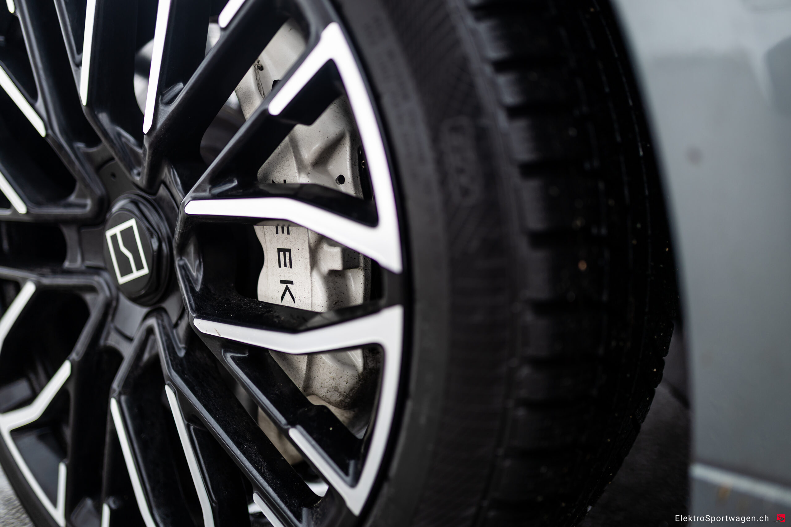 Zeekr 001 Privilege AWD im Test: Fahrverhalten, Alltag, Langstrecke und Fazit